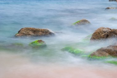 Akdeniz 'in sularında deniz taşları. Su, uzun süre maruz kalınca sis yaratır..