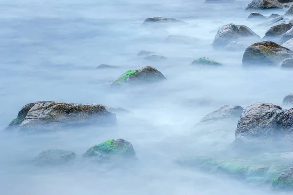 Pedras Marinhas Água Mar Mediterrâneo Água Cria Nevoeiro Devido Longa — Fotografia de Stock