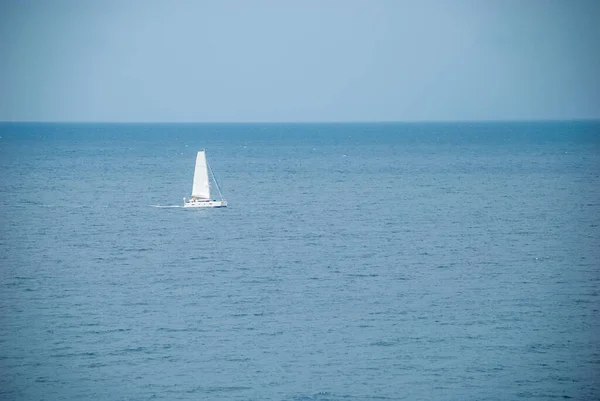 Белая Яхта Средиземноморском Горизонте — стоковое фото