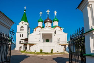 Güneşli bir günde Pechersky Manastırı 'nın yükselişi mavi bir gökyüzünün arka planına karşı. Nizhny Novgorod. Rusya