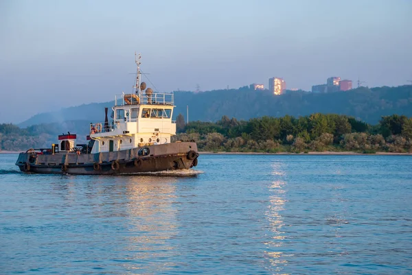 Een Boot Varen Langs Wolga Rivier Bij Zonsondergang Stockfoto