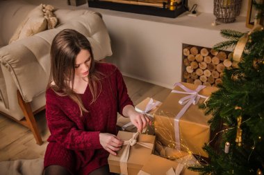 Mutlu Noeller ve mutlu tatiller! Yeni yıl arifesinde hediye dolu kutularla güzel bir kız..