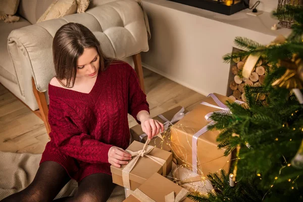 Mutlu Noeller ve mutlu tatiller! Yeni yıl arifesinde hediye dolu kutularla güzel bir kız..