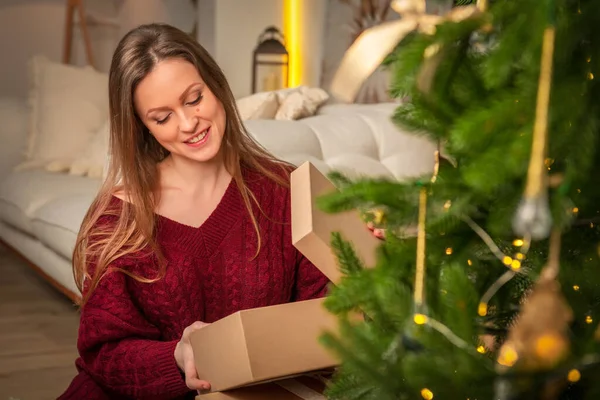 Mutlu Noeller ve mutlu tatiller! Yeni yıl arifesinde hediye dolu kutularla güzel bir kız..