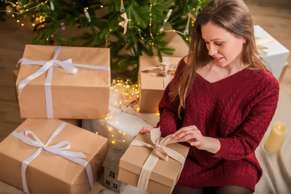 Mutlu Noeller ve mutlu tatiller! Yeni yıl arifesinde hediye dolu kutularla güzel bir kız..