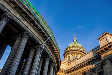 Mavi gökyüzünün arka planına karşı Kazan Katedrali 'nin kubbesi. St. Petersburg 'da. Rusya.