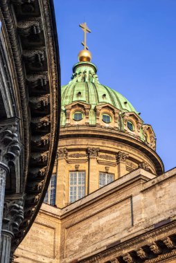Mavi gökyüzünün arka planına karşı Kazan Katedrali 'nin kubbesi. St. Petersburg 'da. Rusya.