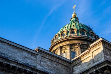 Mavi gökyüzünün arka planına karşı Kazan Katedrali 'nin kubbesi. St. Petersburg 'da. Rusya.
