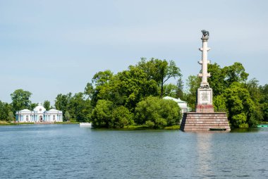 Catherine Garden 'ın park alanı. Güneşli bir günde yaz manzarası. Puşkin şehri. St. Petersburg 'da. Rusya.