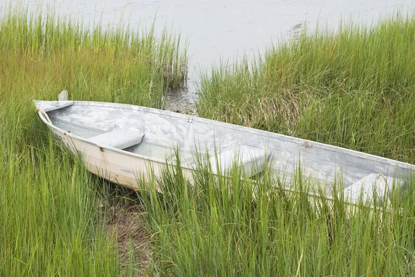 Csónak a fűben — Stock Fotó
