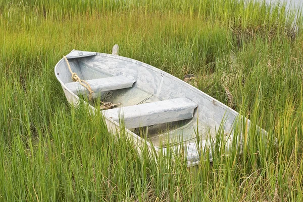 Βάρκα στο χόρτο — Φωτογραφία Αρχείου
