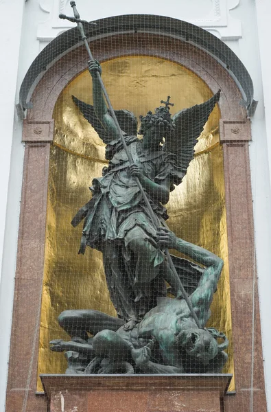 Saint michael besegrar satan — Stockfoto