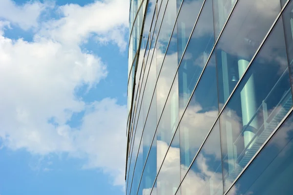 Arquitetura com Reflexão Sky e Cloud — Fotografia de Stock
