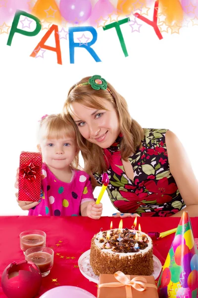 Mor och liten flicka på party bord — Stockfoto