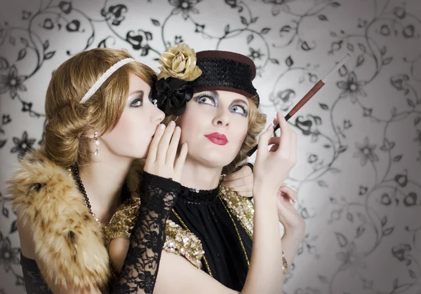 Deux femmes de style rétro partageant des secrets Image En Vente