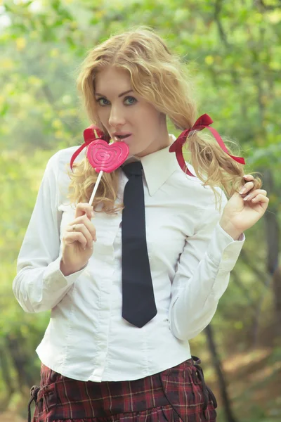 领带与棒棒糖中的女学生 — 图库照片
