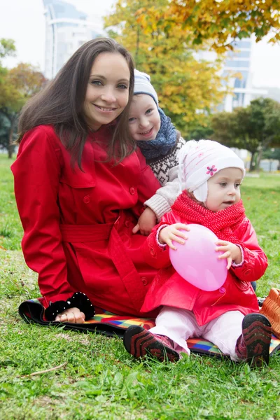 Mor och två vackra barn — Stockfoto