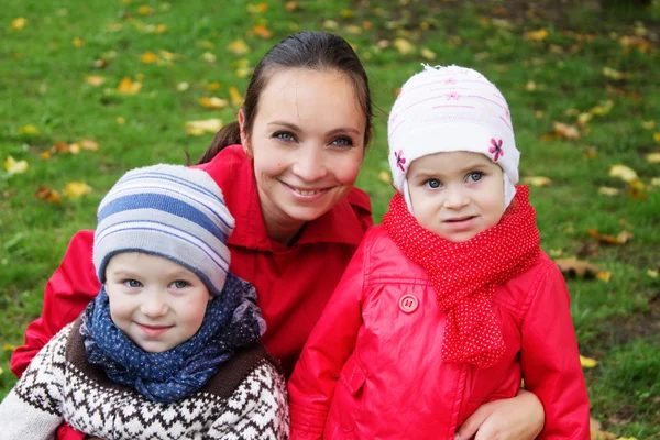 Gelukkig moeder en twee kinderen — Stockfoto