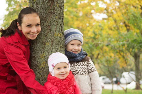 Glad mamma och två barn — Stockfoto