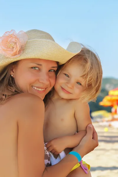 Moeder en baby op het strand — Stockfoto