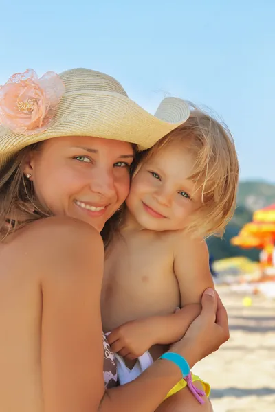 Mãe e bebê na praia — Fotografia de Stock