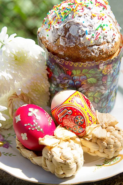复活节蛋糕与丰富多彩的蛋和鲜花 — 图库照片