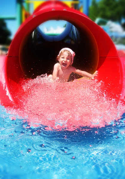 Mädchen reitet die Wasserrutsche hinunter — Stockfoto