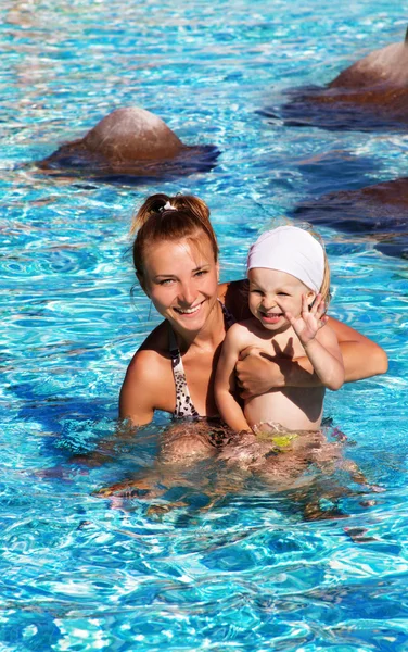 Ragazzo felice che gioca con la madre in piscina — Foto Stock