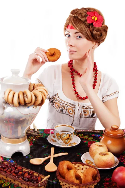 ロシア女性の伝統的な食べ物を食べる — ストック写真