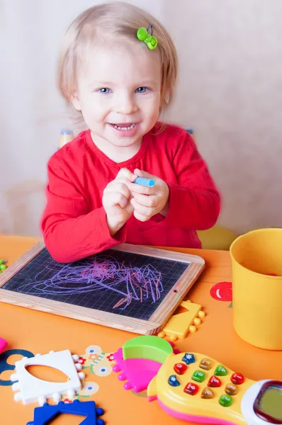 Menina desenho com giz no quadro negro — Fotografia de Stock