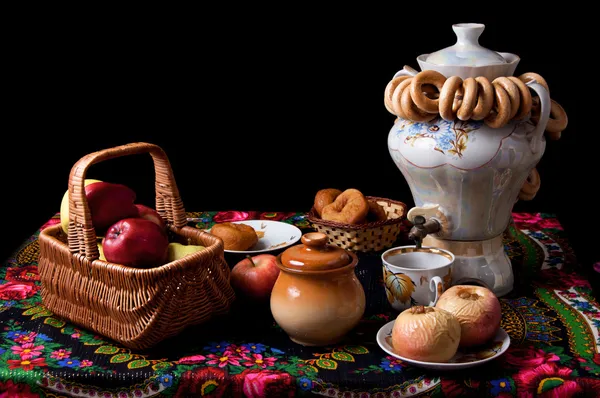 Samovar, bagels e maçãs na mesa — Fotografia de Stock