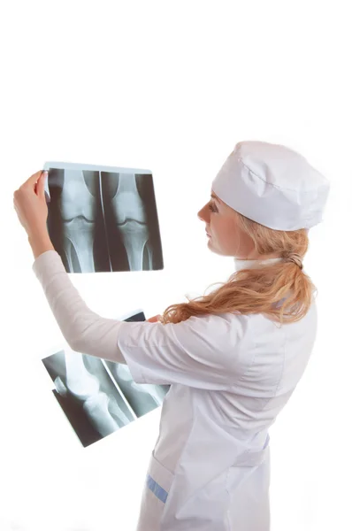 Médica examinando raio-X — Fotografia de Stock
