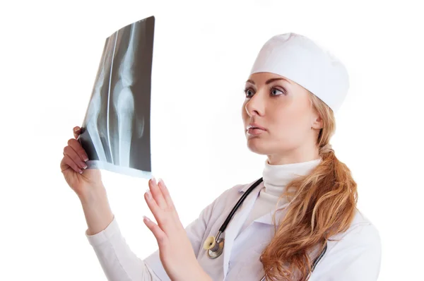 Dokter wanita memeriksa x-ray — Stok Foto