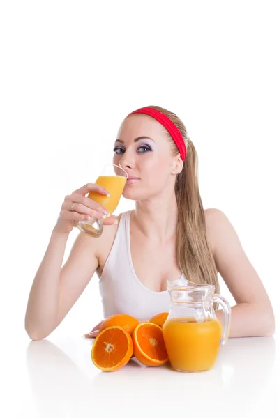 Sportliche Frau trinkt Orangensaft — Stockfoto