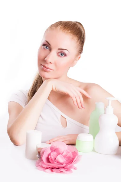Mujer sensual con productos para el cuidado de la piel — Foto de Stock