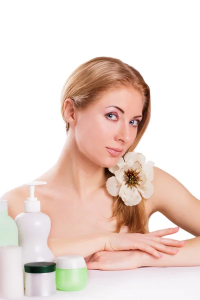 Mujer sensual con productos para el cuidado de la piel — Foto de Stock