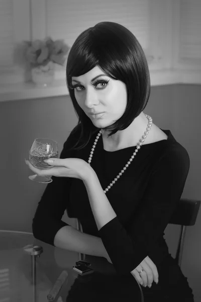 Frau im Retro-Stil mit einem Glas Cognac — Stockfoto