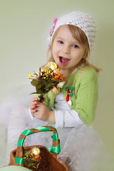 女の子を楽しむ春の花の花 — ストック写真