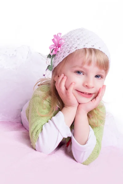 Jolie fille en bonnet tricoté — Photo