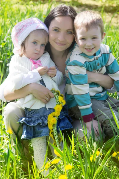 Felice madre e due bambini all'aperto — Foto Stock