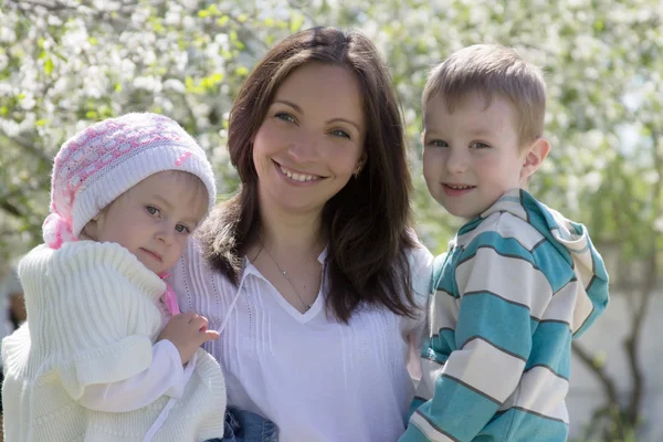 Šťastná matka s dvěma dětmi — Stock fotografie
