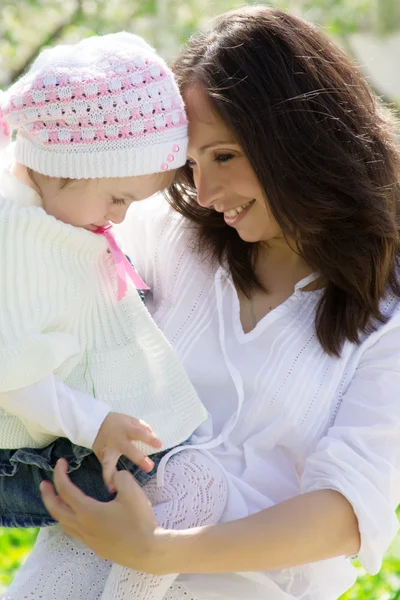 Mutter und Baby im Frühlingsgarten — Stockfoto