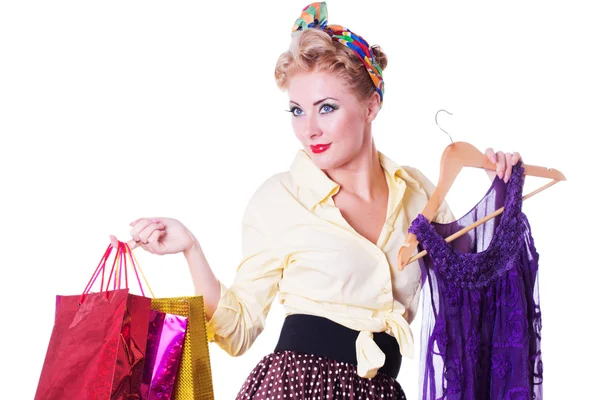 Pinup meisje met shopping tassen en kleding — Stockfoto