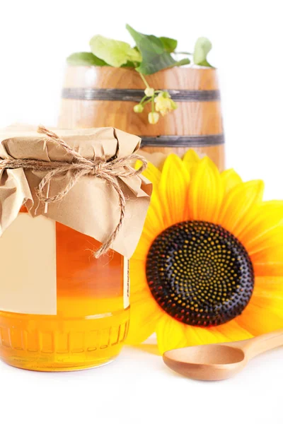 Tarro y barril con miel y flores — Foto de Stock