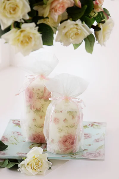 Bodegón con delicadas rosas y velas — Foto de Stock