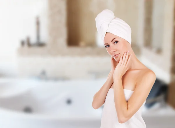 Mujer con toalla en baño con jacuzzi —  Fotos de Stock