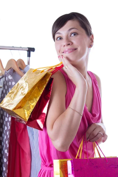 Vrouw met winkelen zakken in de buurt van hanger — Stockfoto