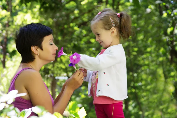 Mère et fille jouant parmi l'herbe — Photo