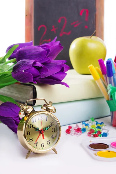 Klok, bloemen en apple, terug naar school concept — Stockfoto