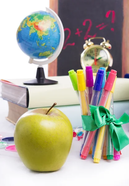 Concepto de regreso a la escuela con inmóvil y manzana aislada —  Fotos de Stock